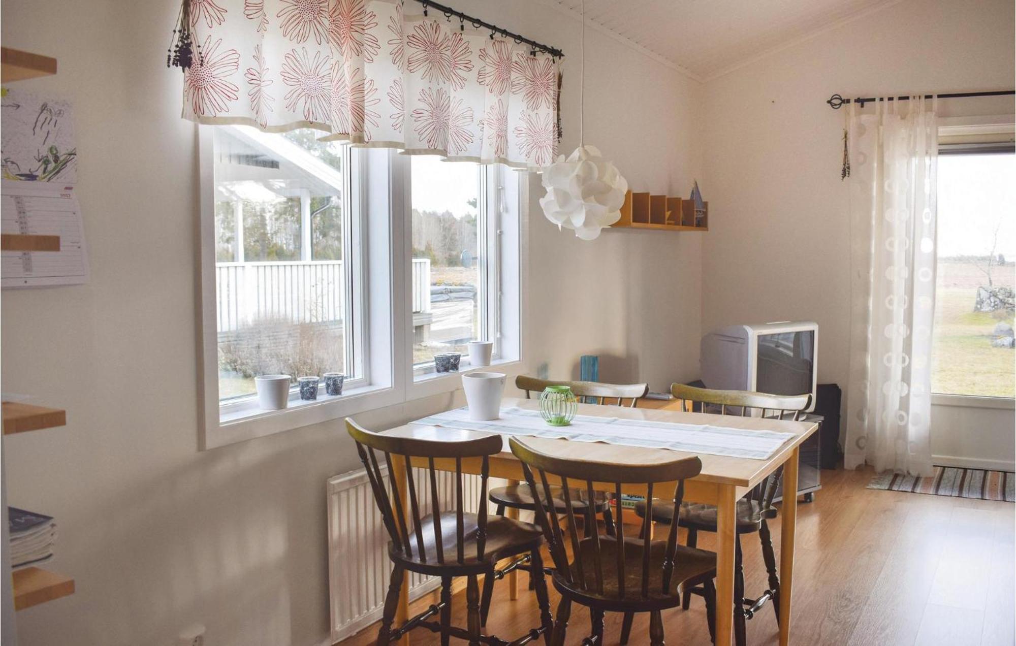 Amazing Home In Loettorp With House Sea View Zewnętrze zdjęcie